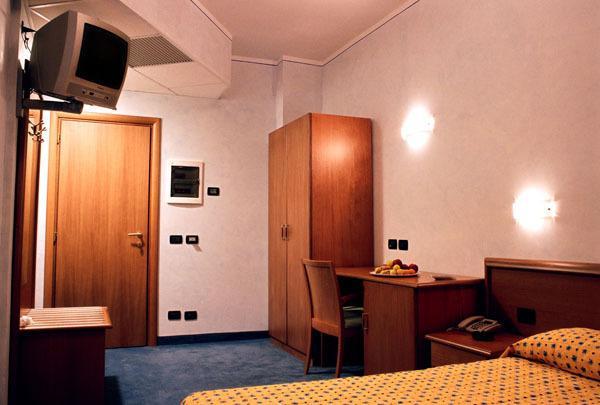 Hotel Italia Carmagnola Rum bild